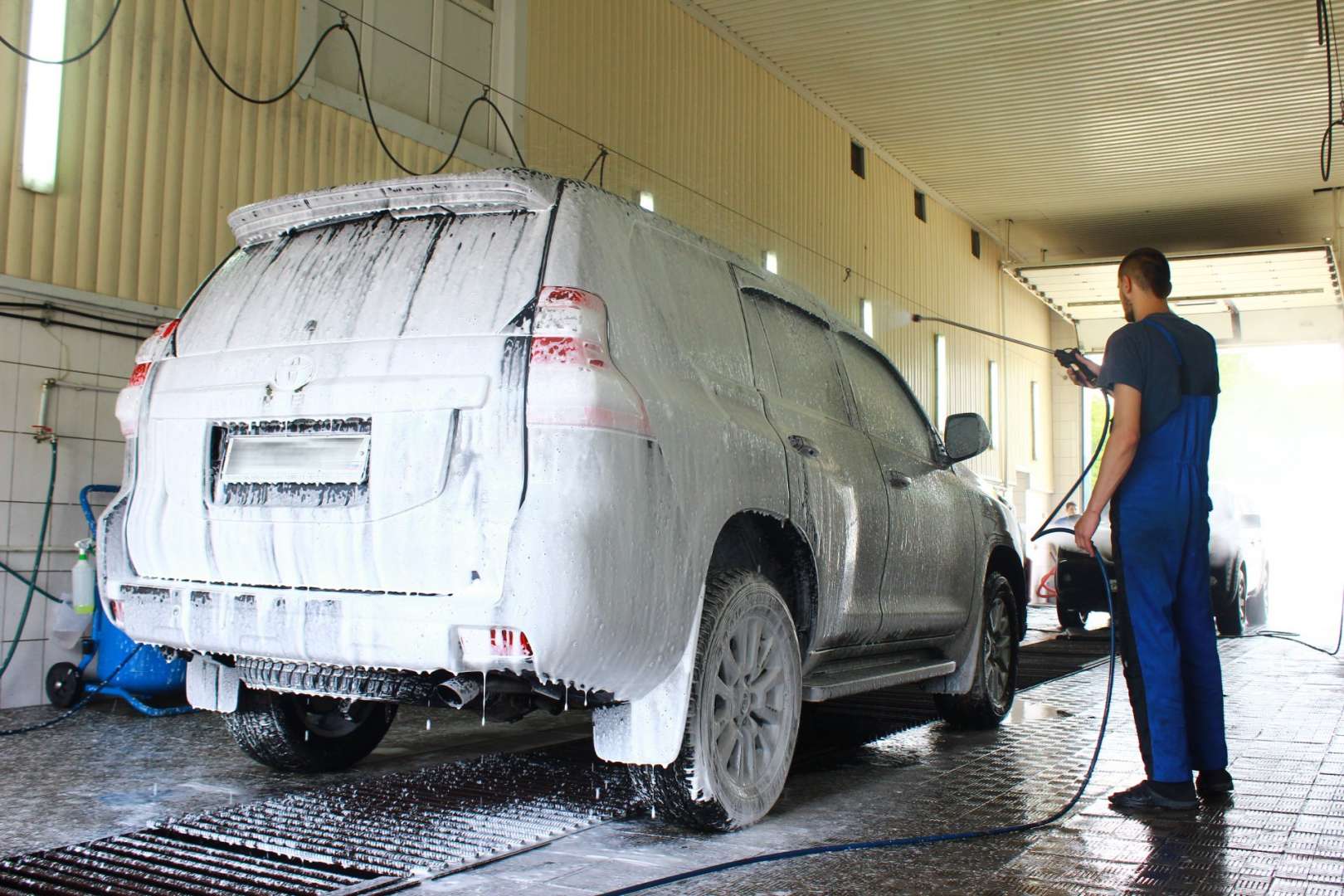 Ремонт автомобилей в московской области. Мойка грузовых авто. Грузовая автомойка. Мойка кузова грузового автомобиля. Автомойщик грузовых автомобилей.