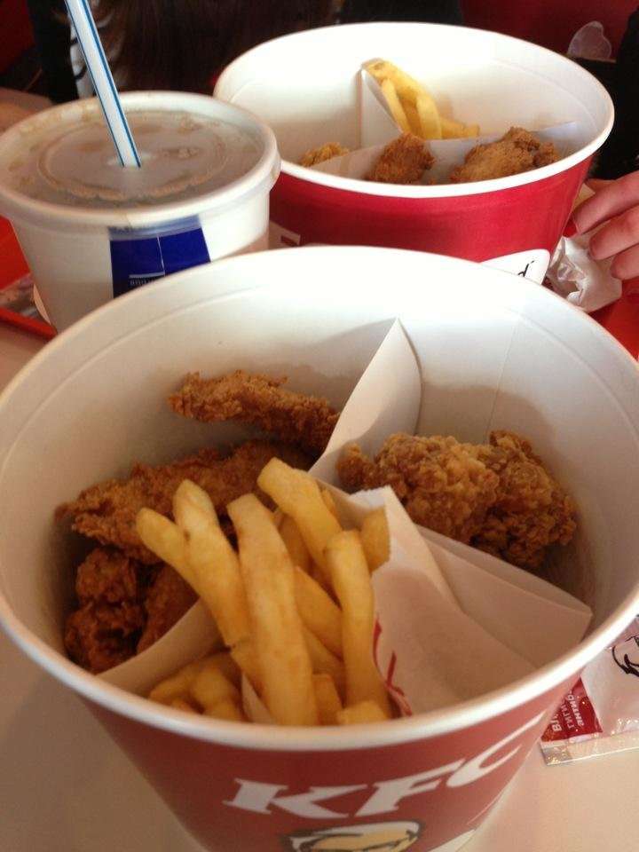 Kfc home. КФС еда. Много еды из КФС. КФС столик с едой. КФС на столе.