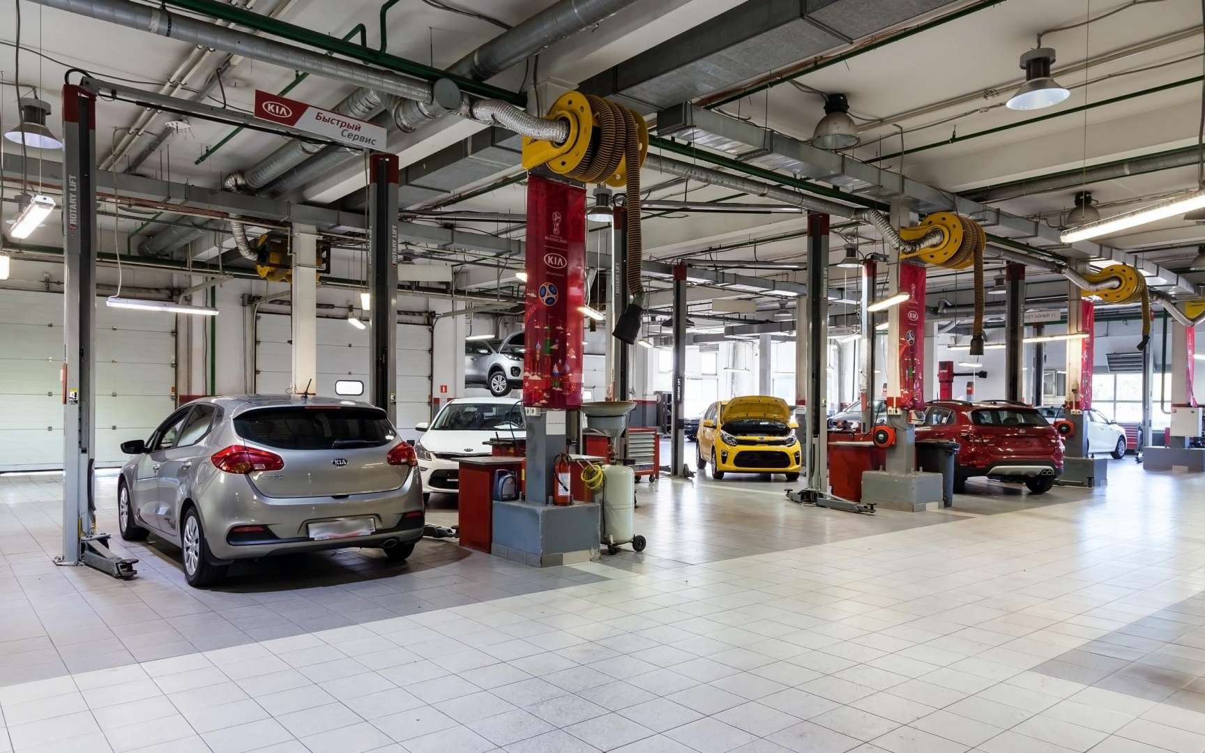 Мкад 44 й километр. Автосалон Ирбис. Автосалон Москва. Автосалон Юго Запад Москва. Автосалон АС центр Москва Юго-Западная.